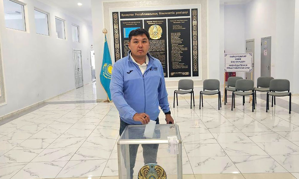 ҚТКФ қызметкерлері референдумда дауыс беруде