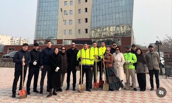 19 наурыз – Жаңару күні: «Қазақтеңізкөлікфлоты» кеңсесінің аллеясында көшеттер отырғызылды.