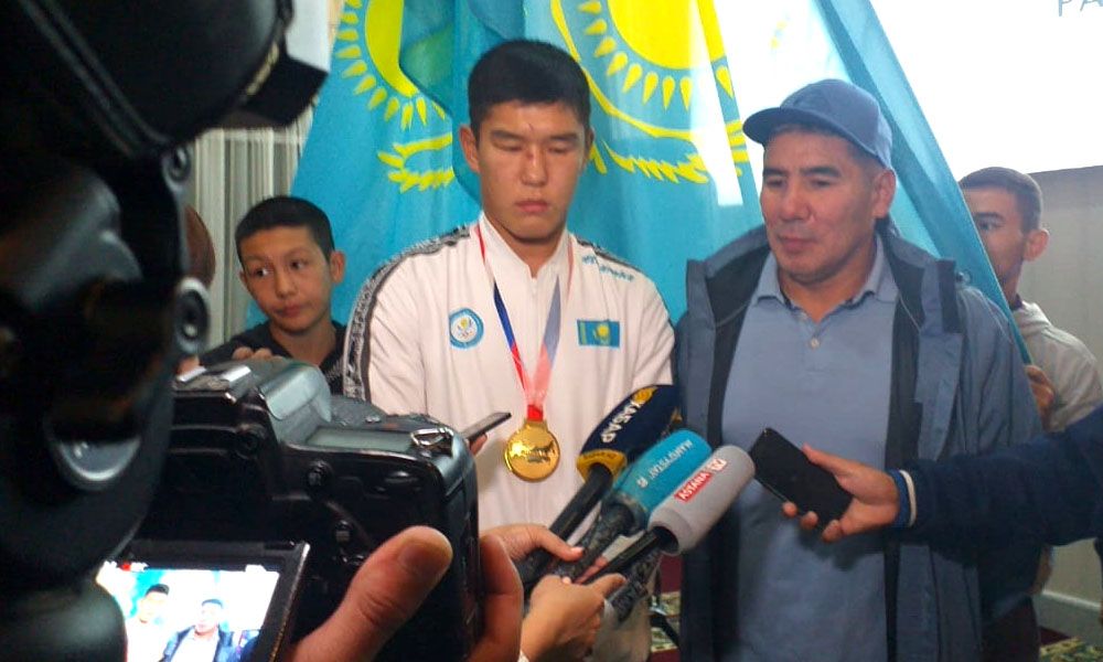 В аэропорту Актау встретили чемпиона мира по боксу Бекзада Нурдаулетова и его тренера Марата Джакиева