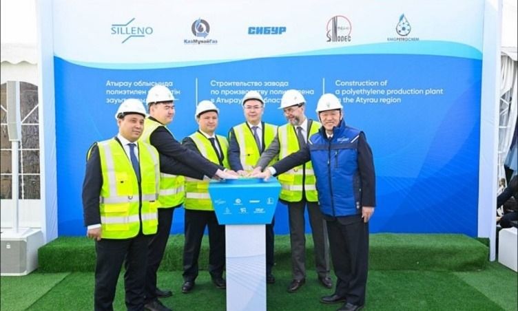 Қазақстанның ең ірі мұнай-газ-химия жобасы: Атырауда полиэтилен зауытының алғашқы қазығы қағылды