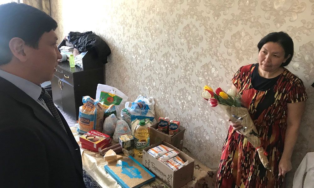 Генеральный директор НМСК "Казмортрансфлот", депутат Мангистауского областного маслихата Орманов М.К. поздравил многодетную жительницу Актау